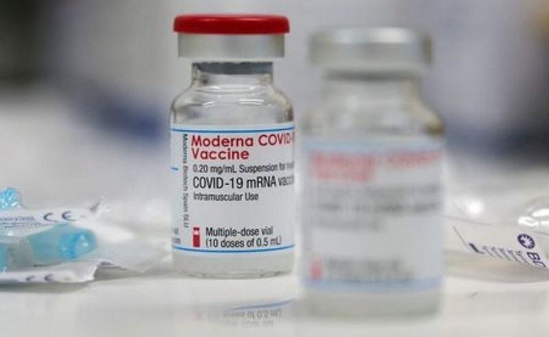 A Moderna, porém, não descartou a fabricação de uma nova vacina para lidar com a variante (REUTERS/Kai Pfaffenbach)