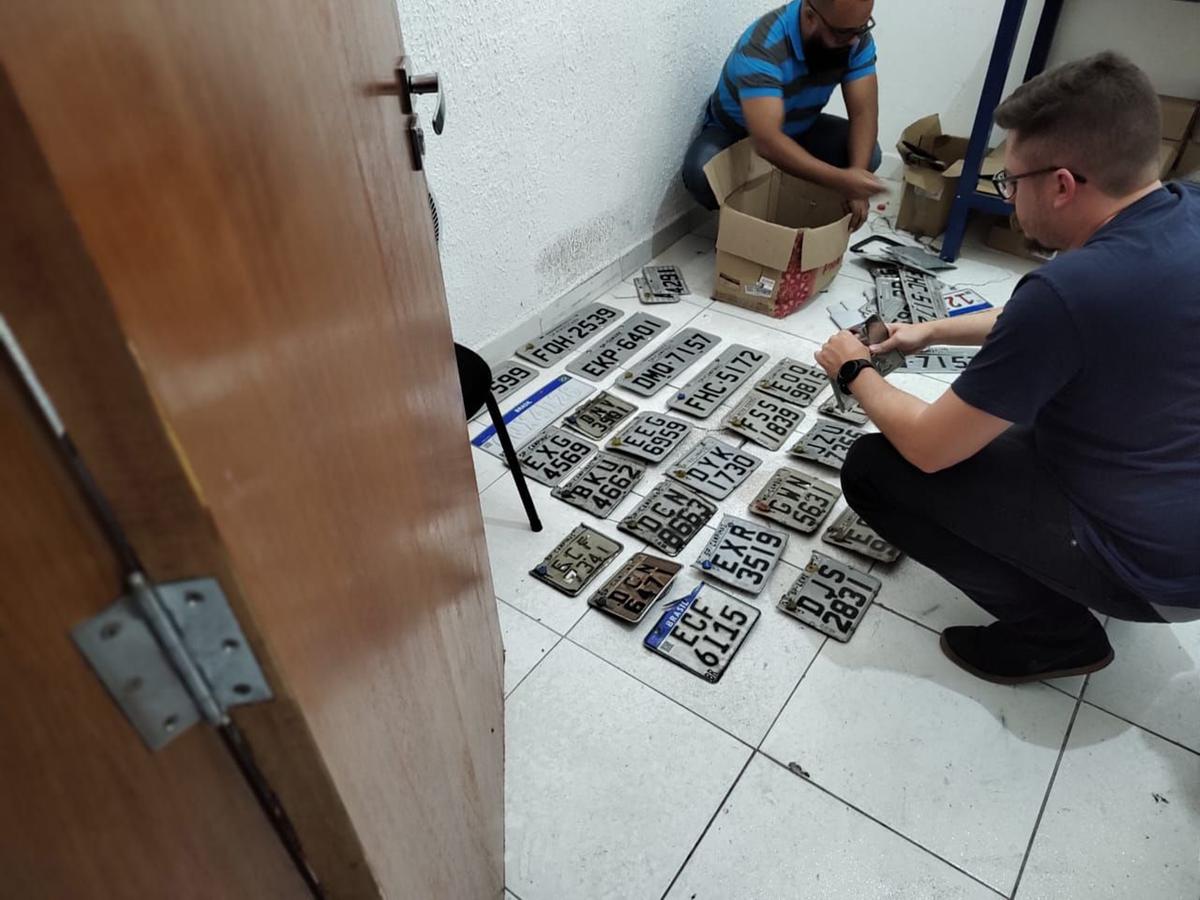 Além das placas veiculares frias, os agentes também identificaram o descarte irregular do material (DIG)