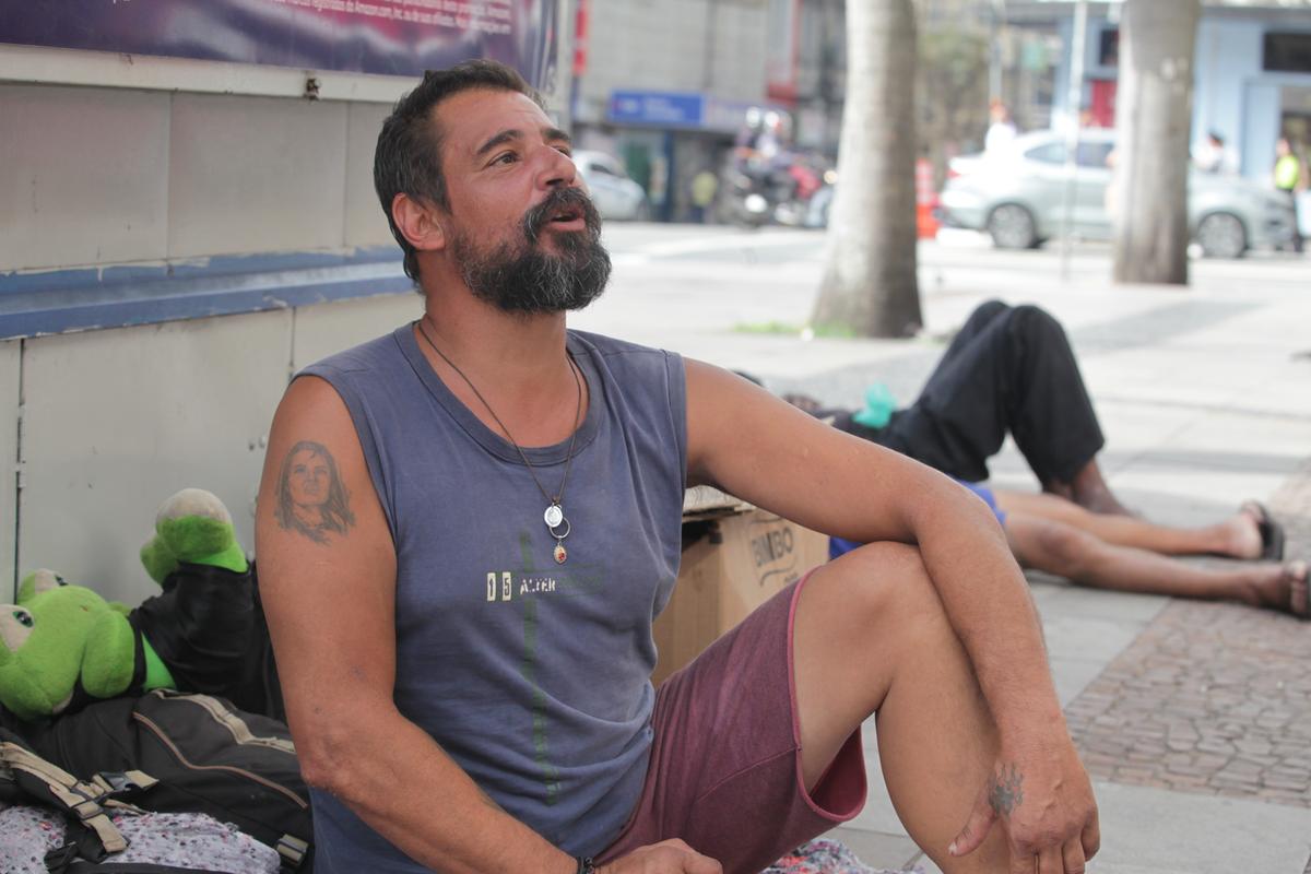 Há 10 anos dormindo nas ruas, Cesar Augusto lamentou a falta de sanitários, o que causa sofrimento e constrangimento às pessoas em situação de vulnerabilidade e prejudica comerciantes do Centro (Rodrigo Zanotto)