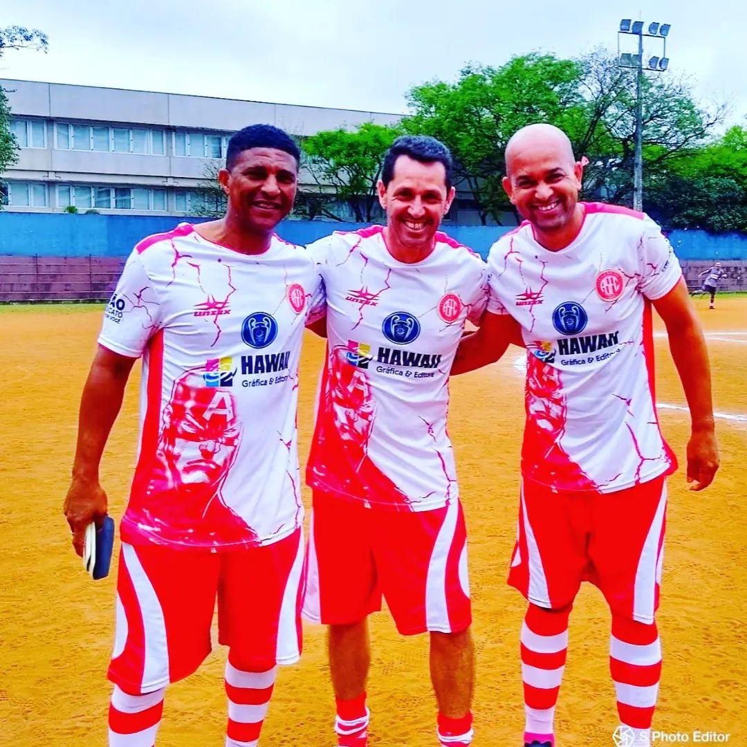 Alexandre convive com ícones do futebol dos anos 1990 como o volante Axel (à direita) e o armador Eduardo Marques. Os dois participam de amistosos de masters (Divulgação)