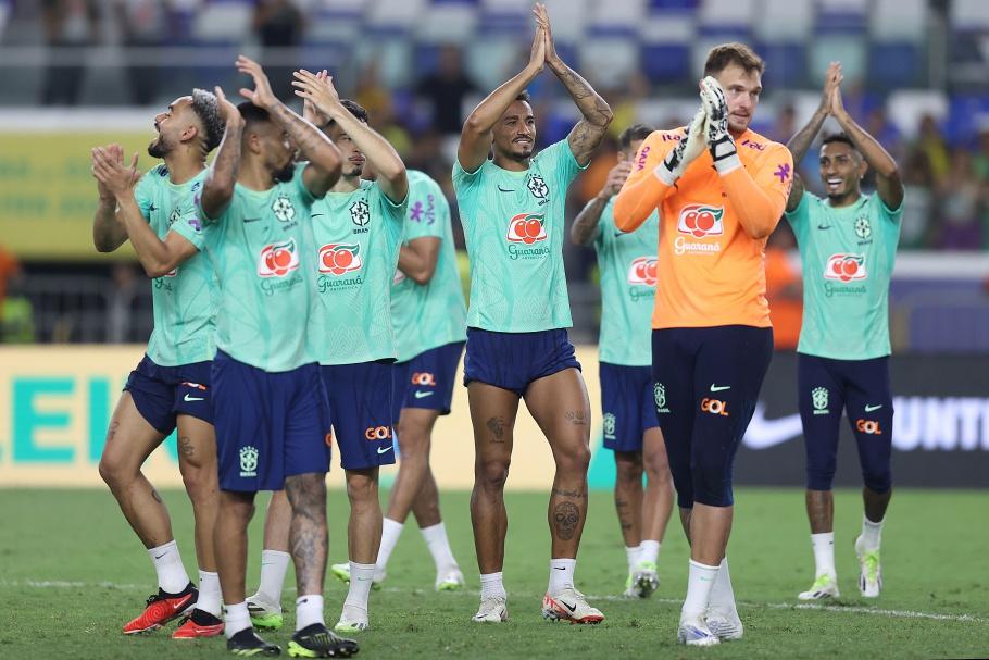 Jogadores da Seleção cumprimentam a torcida após treino no Magueirão (Vitor Silva/CBF)