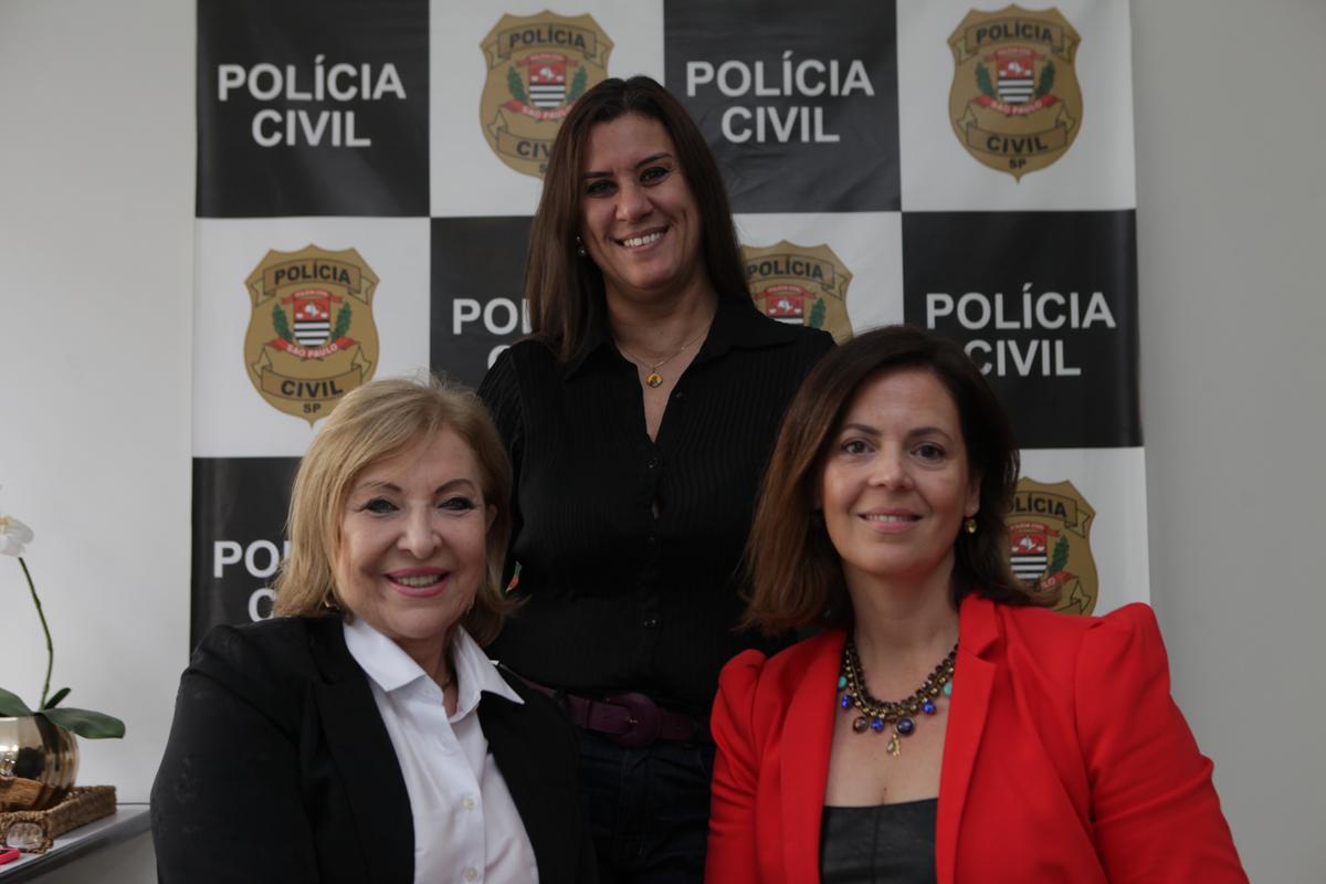 Terezinha de Carvalho, primeira delegada da DDM, ao lado de suas colegas, a escrivã Ana Cristina e a atual delegada titular Ana Carolina Bacchi (Rodrigo Zanotto)