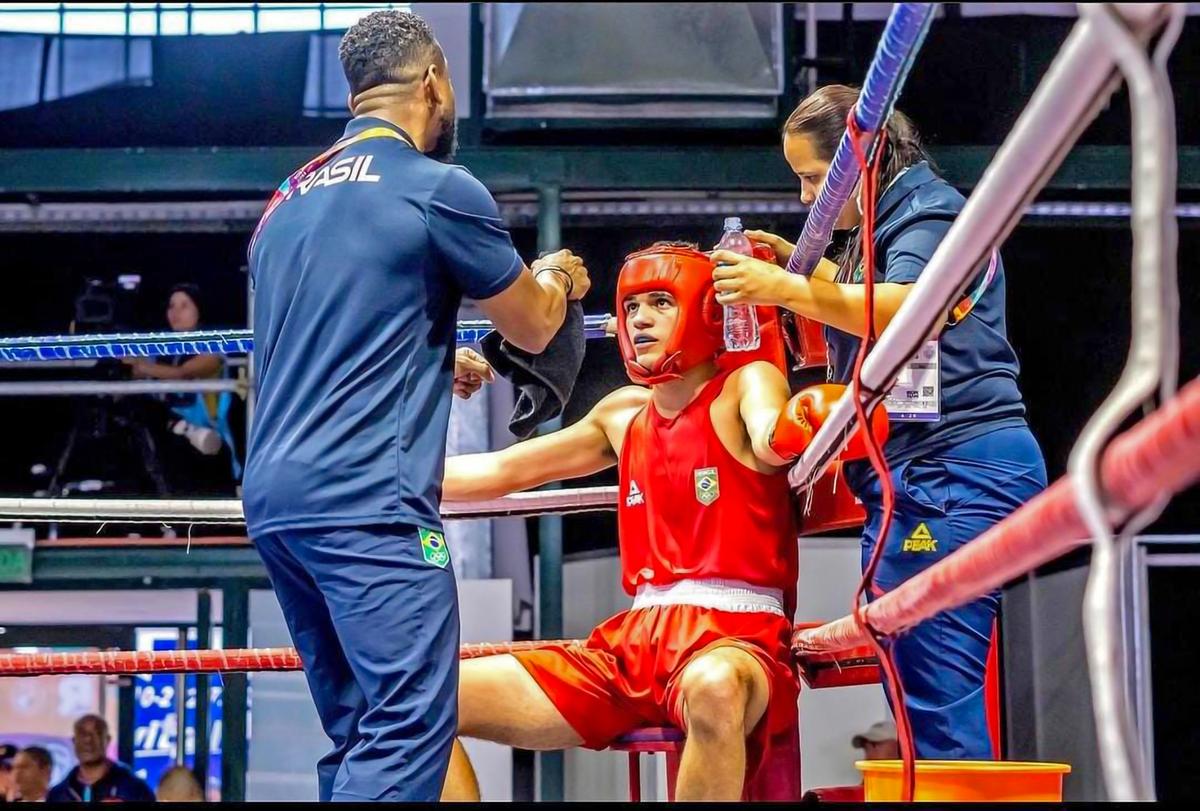 Didio Soares orienta pugilista (Divulgação)
