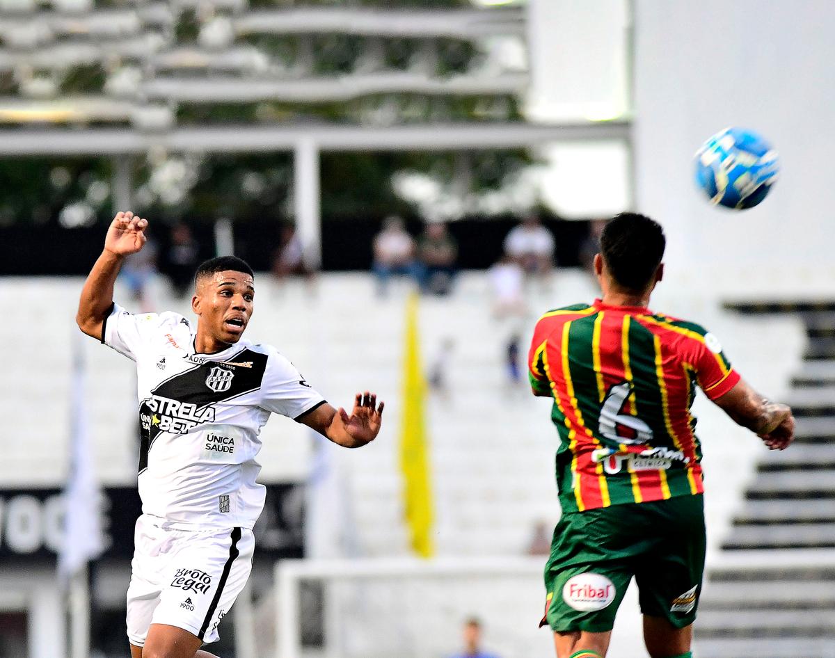 Titular do ataque pontepretano, Eliel ficou pelos lados do campo contra o Sampaio Corrêa, mas não teve muito espaço (Marcos Ribolli-Pontepress)