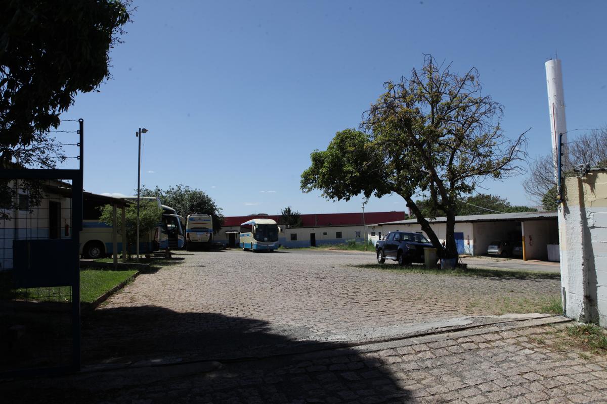 Entre os imóveis que serão leiloados pelo TRT-15 está um terreno localizado em Barão Geraldo, que é utilizado como garagem de ônibus: valor estipulado em R$ 1,09 milhão (Rodrigo Zanotto)