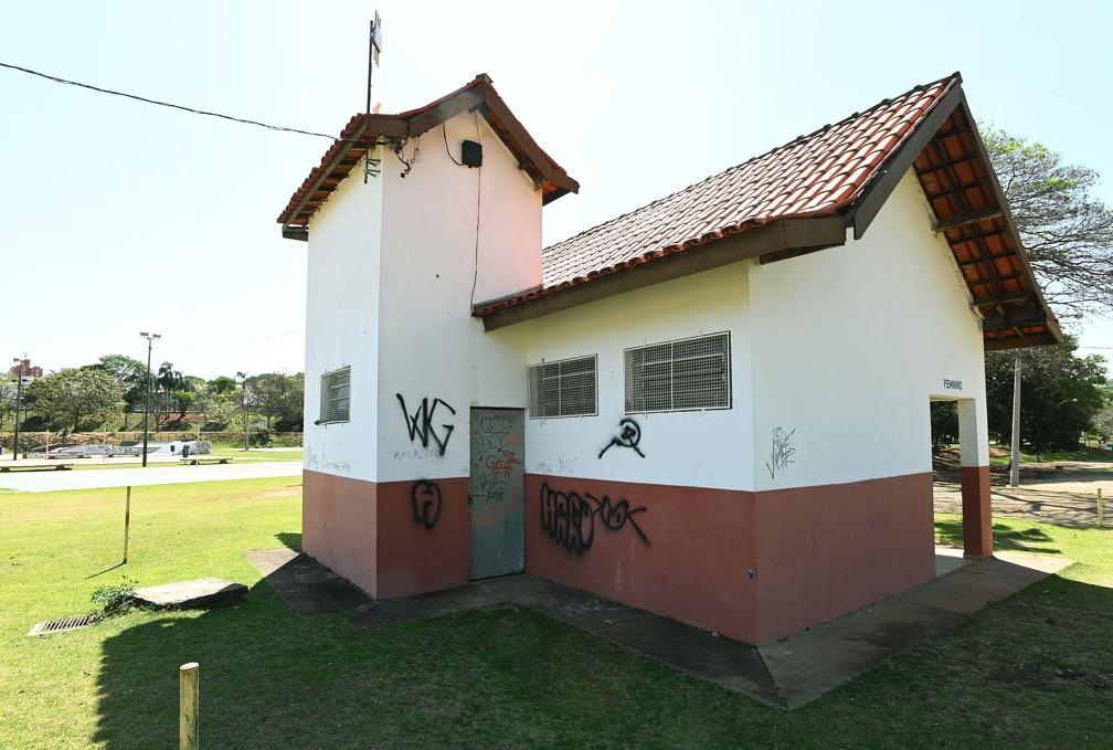 Pichações feitas durante ato de vandalismo na Lagoa do Taquaral (Carlos Bassan/PMC)