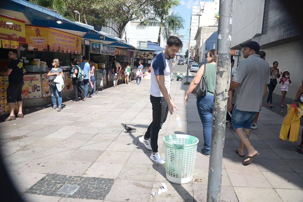 Bastante movimentada, a área central da cidade conta com algumas lixeiras para que a população não descarte o lixo em qualquer lugar (Alessandro Torres)