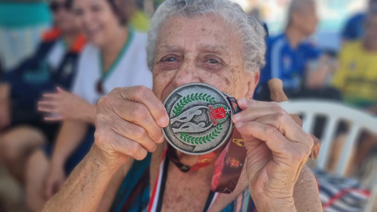 Competidora exibe sua medalha (Divulgação)