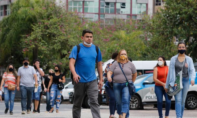  Movimenta....o de pessoas no centro da cidade no primeiro dia de flexibiliza....o do uso de m..scaras ao ar livre no Estado do Rio de Janeiro.
     ( 28/10/2021/Fernando Fraz..o/Ag..ncia Brasil)