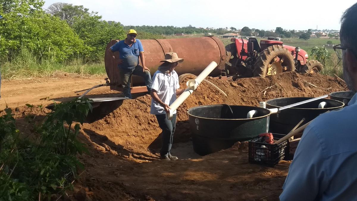 Instalação de sistema de fossa séptica em propriedade rural no bairro Guará, no Distrito de Barão Geraldo, em Campinas; processo de decomposição aeróbica realizado por bactérias (Divulgação)
