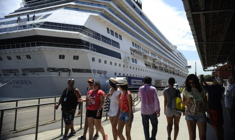 Transatl..nticos chegam trazendo 20 mil turistas previstos para acompanhar o r..veillon de Copacabana, movimenta o Terminal Internacional de Cruzeiros Pier Mau.., na zona portu..ria (Fernando Fraz..o/Ag..ncia Brasil)
     ( Fernando Fraz..o)
