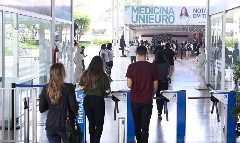  Participantes do Exame Nacional do Ensino M..dio (Enem) 2021 fazem, neste domingo (28), segundo dia de avalia....o, provas de matem..tica e de ci..ncia da natureza.
     ( Valter Campanato/Ag..ncia Brasil)