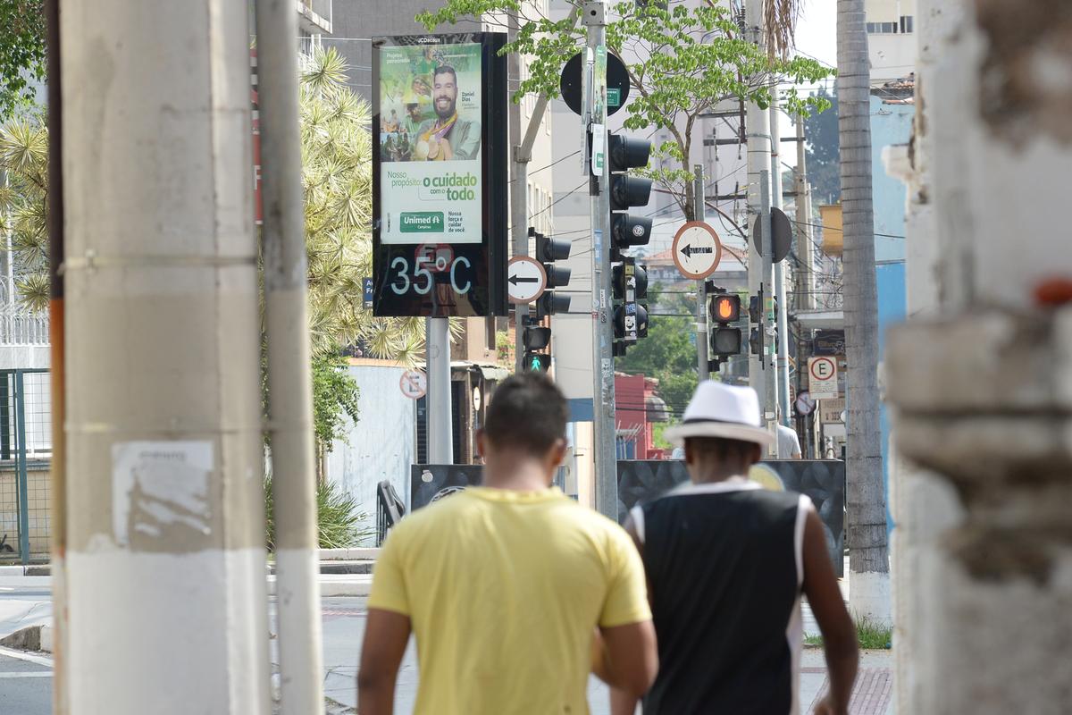 Termômetro marca 35º no Centro de Campinas; altas temperaturas demandam cuidados extras com a saúde, recomendando-se evitar exposição prolongada e direta à radiação solar entre as 10h e as 16h (Alessandro Torres)