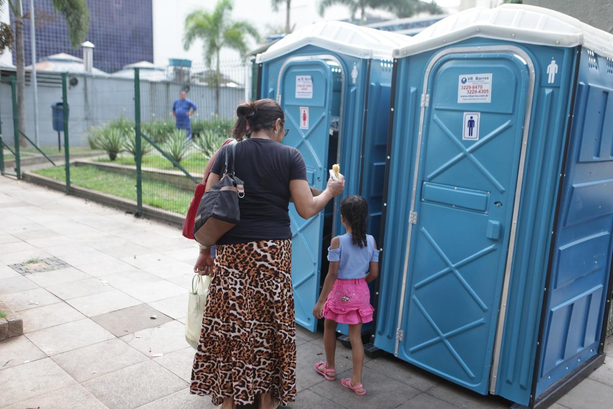 Como paliativo, Prefeitura instalou dois banheiros químicos ao lado do espaço em que a reforma dos sanitários está sendo feita (Rodrigo Zanotto)