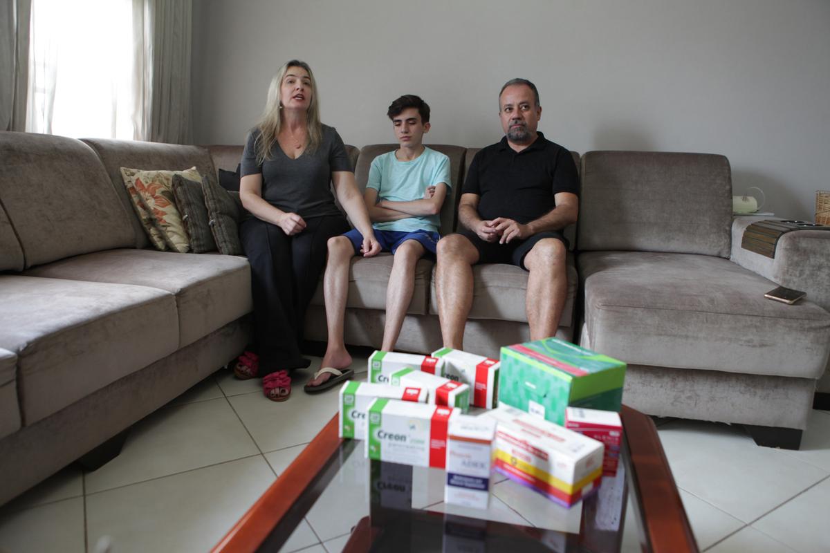 Felipe (ao centro) foi diagnosticado com a doença ainda no primeiro mês de vida; desde então, os pais, Patrícia e Robson, batalham para garantir o tratamento adequado ao filho (Rodrigo Zanotto)