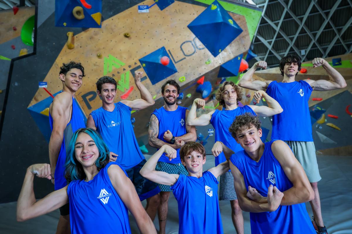 A equipe da Power Bloc junto com o treinador: resultados expressivos em competições estaduais e nacionais (Tom Papp/ @fotovelocidade)