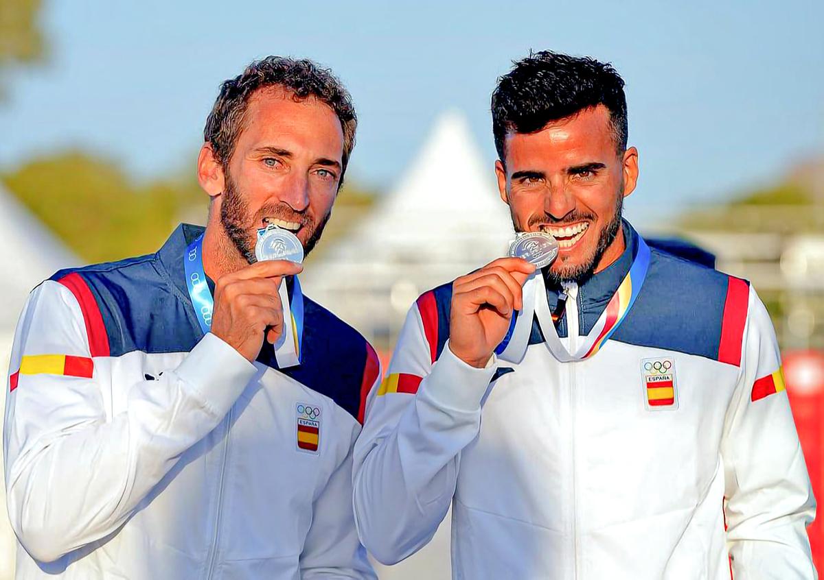 Antomi Ramos (à direita) ao lado de Gerard Querol: prata na dupla masculina nos Jogos Mediterrâneos de Praia, em Heraklion, na Grécia, neste mês (Comitê Olímpico Espanhol)
