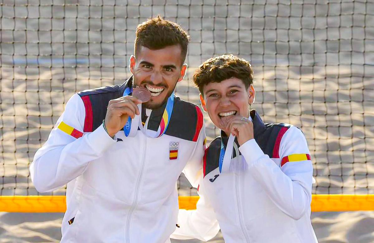 Ao lado de Eva Palos, o bruxo conquistou o bronze na dupla mista durante a disputa na Grécia, onde está competindo (Comitê Olímpico Espanhol)