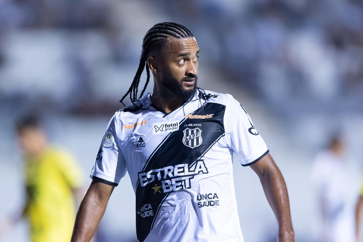 O lateral esquerdo Artur não tem exibido a mesma eficiência dos jogos na Série A-2 e é alvo de críticas da torcida (Diogo Reis)