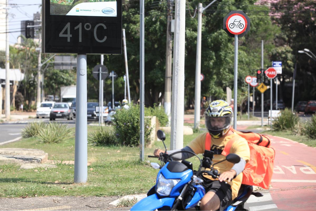 Embora a medição oficial divulgada tenha registrado 37,9˚C, alguns termômetros de rua captaram uma temperatura ainda mais alta, como na Avenida Princesa d’Oeste (foto) (Kamá Ribeiro)