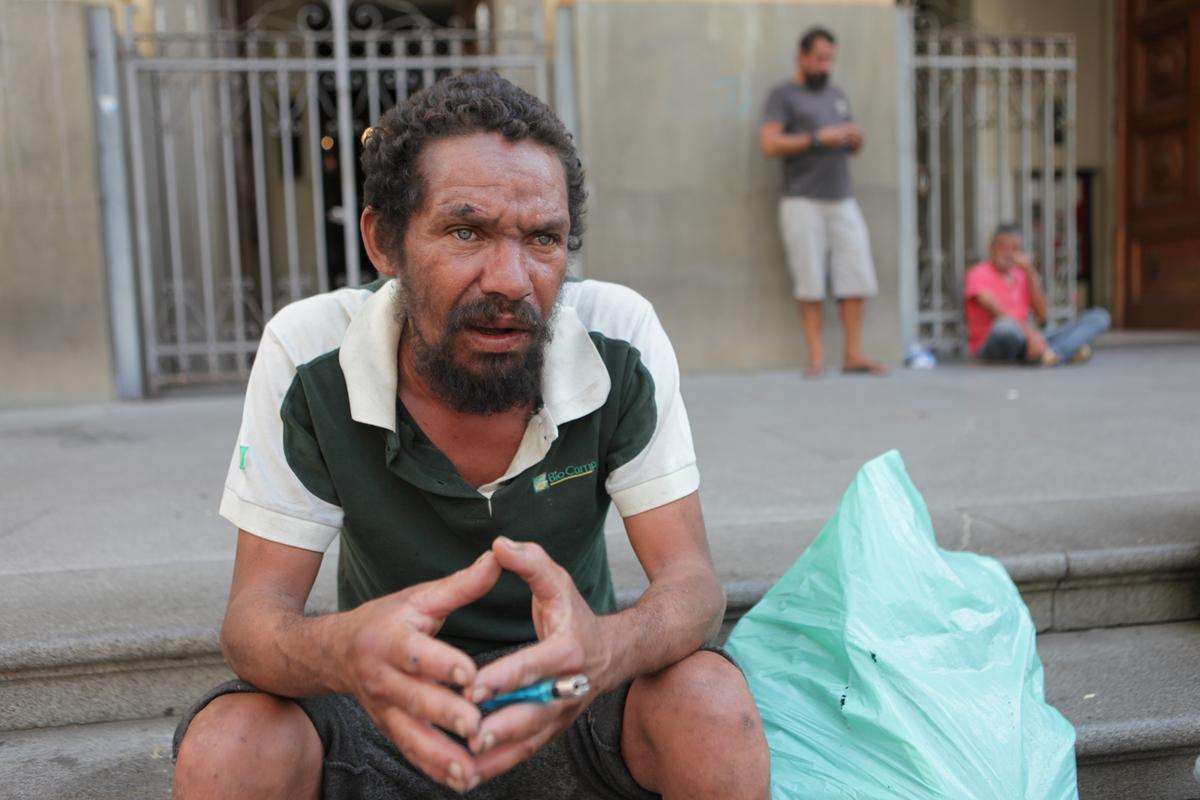 Pessoas que estão em situação de rua são as que mais sofrem com as intempéries climáticas; Marcio (foto) contou que fica até quatro horas sem beber água por não conseguir encontrar um lugar acessível e adequado para fazer a hidratação (Rodrigo Zanotto)