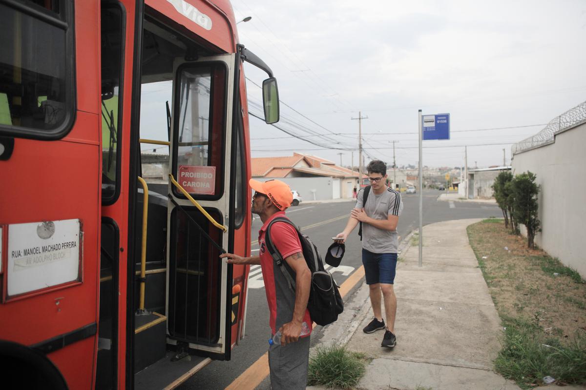 Ponto de ônibus no Parque Novo Mundo, onde um grupo de oito pessoas foi atacado na semana passada (Kamá Ribeiro)