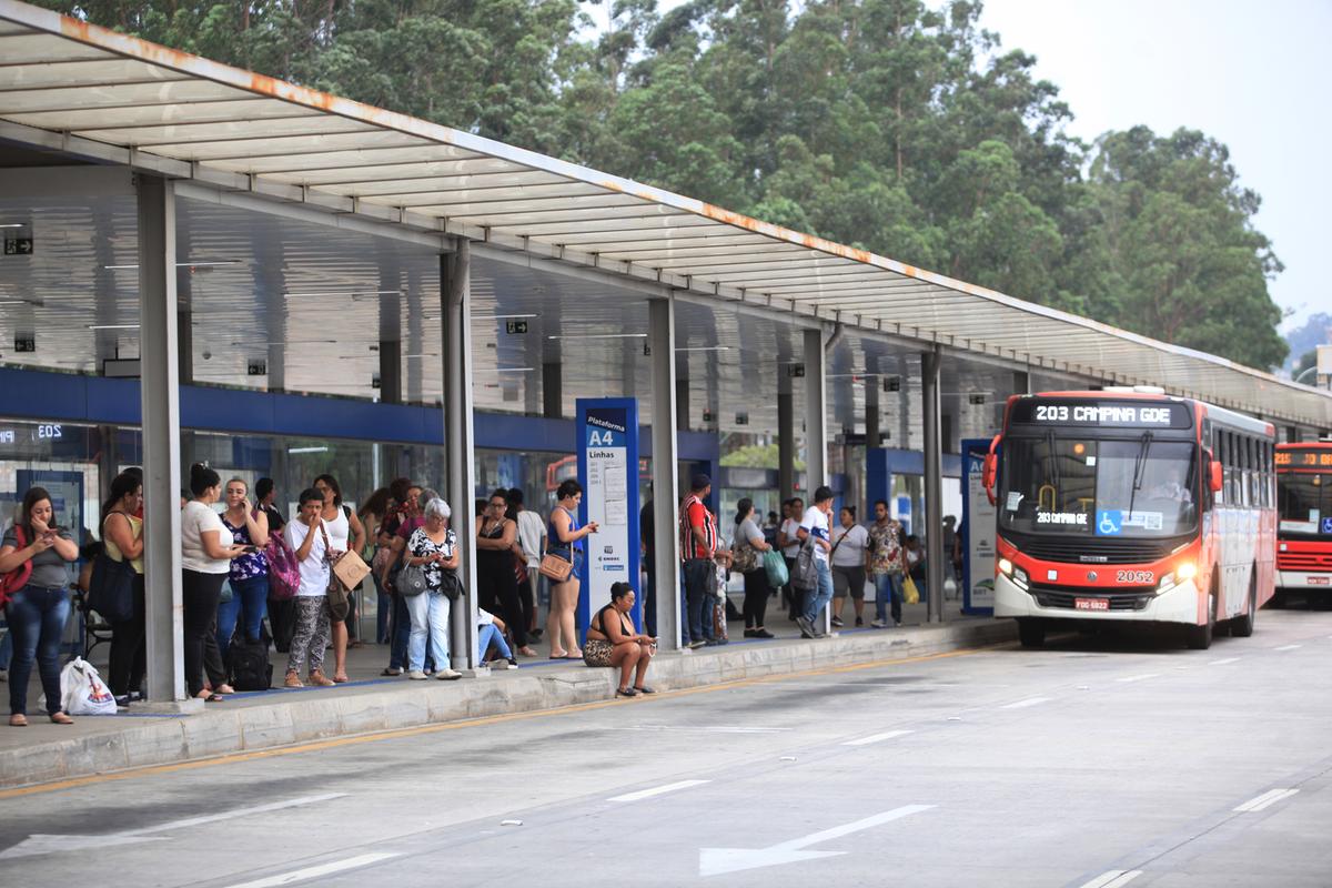 Edital estabelece a necessidade de ônibus novos, mais confortáveis, silenciosos e menos poluentes; insatisfação com baixo valor dos repasses e os elevados custos associados à implementação de tecnologias embarcadas nos ônibus, como ar-condicionado e veículos elétricos, contribuíram para a falta de propostas por parte das empresas 