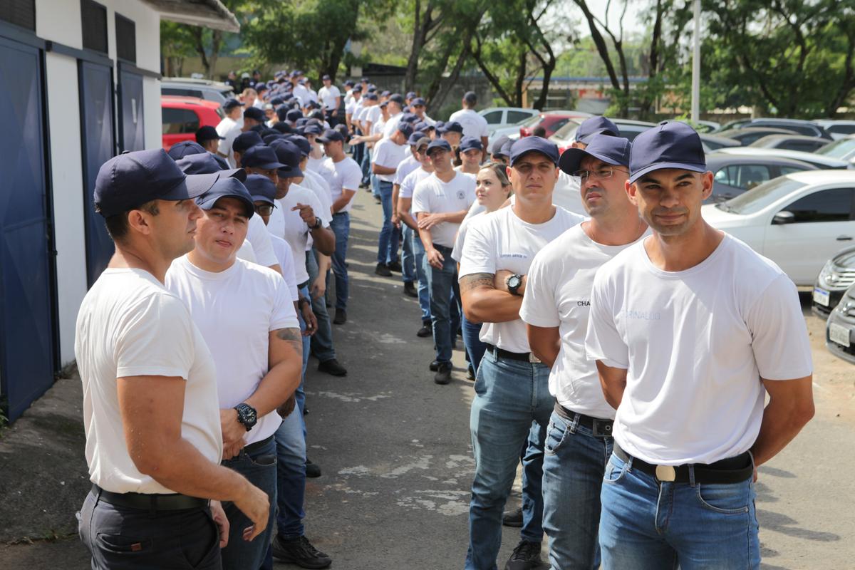 Guardas municipais formam fila para doar sangue na campanha "Sangue Azul" do Hemocentro da Unicamp (Rodrigo Zanotto)
