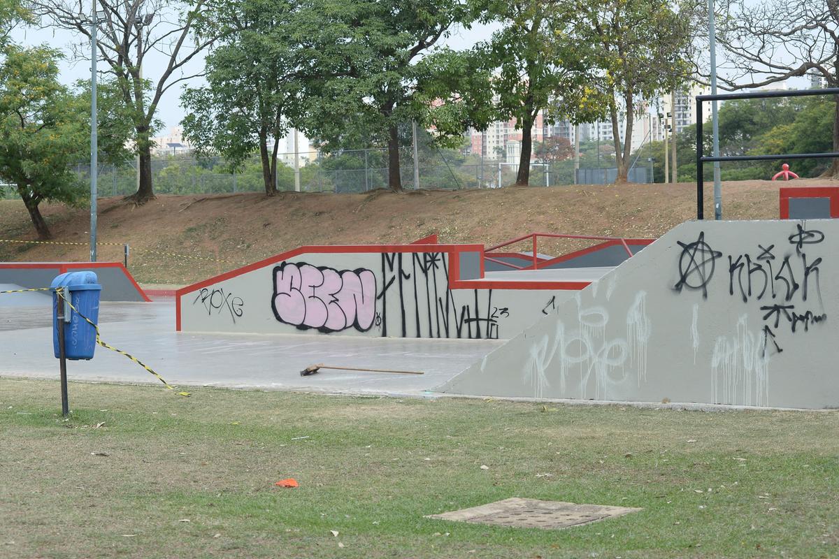 A pista de skate tipo street da Lagoa do Taquaral foi pichada por desconhecidos esta semana; segundo a Prefeitura, prejuízos chegam a R$ 1 milhão ao ano (Alessandro Torres)