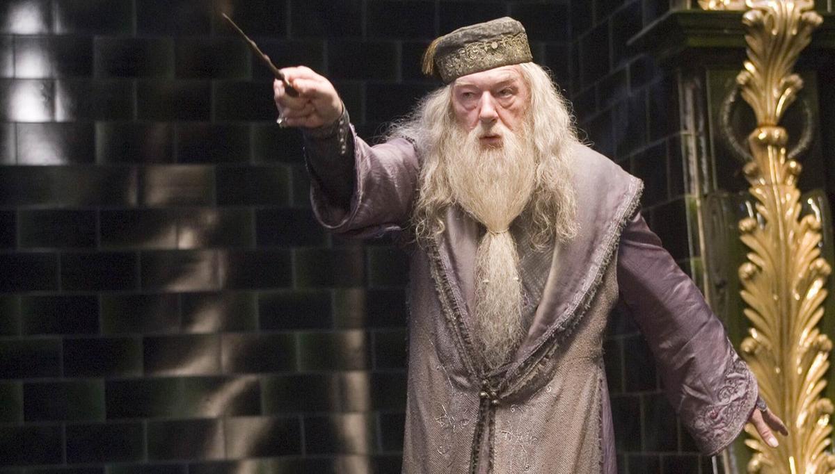 Michael Gambon interpretou o diretor de Hogwarts, Alvo Dumbledore (Reprodução)