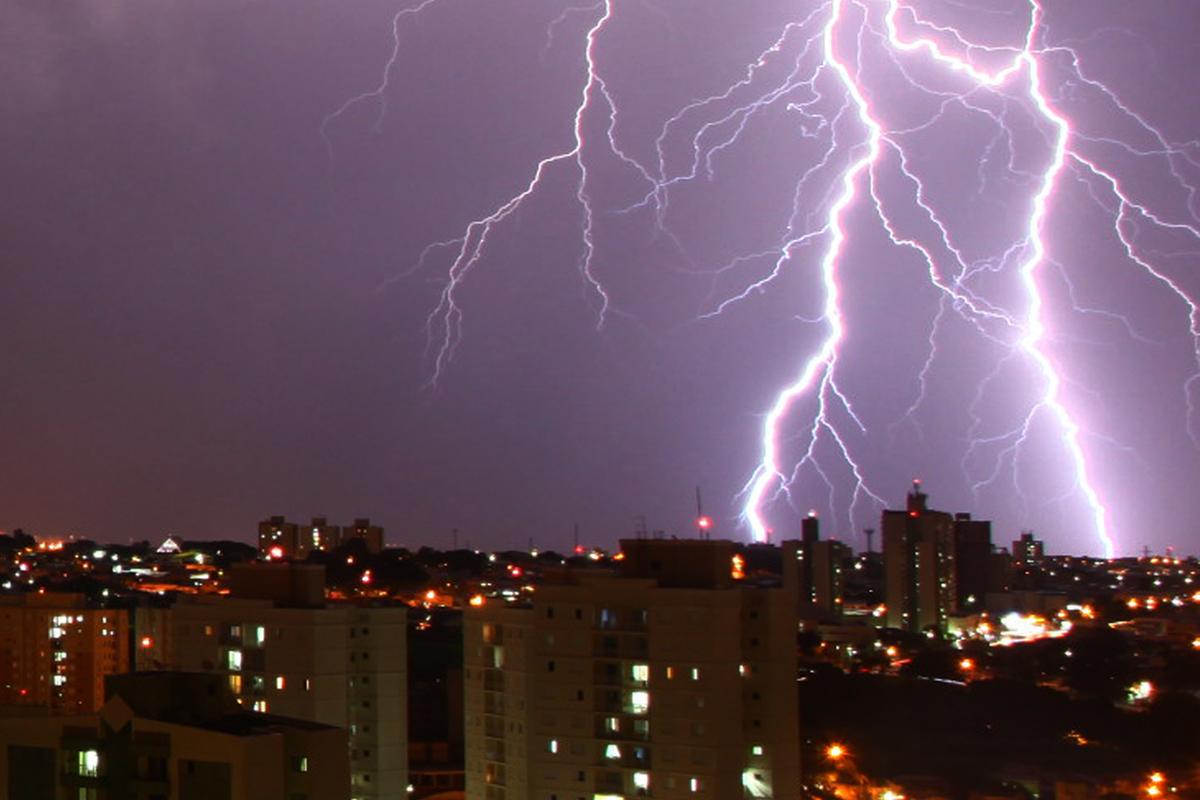Quantidade de raios no município no dia 27 se aproximou da marca histórica de 1.112 atingida em 2015 (Kamá Ribeiro)