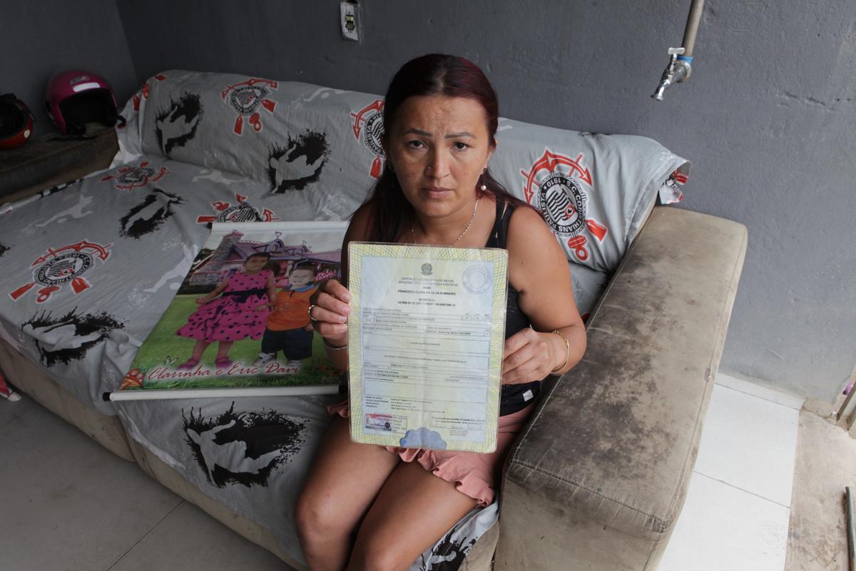 Dayane exibe a certidão de nascimento de sua filha Francisca, na qual o nome do pai não está registrado: "Quando saí da maternidade, precisei fazer o registro sozinha" (Rodrigo Zanotto)