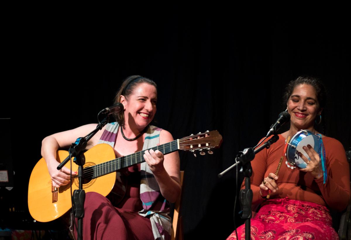 Carla Vizeu e Milena Machado idealizaram o projeto que dá vez e voz às mulheres sambistas: o grupo Samba de Moleca abre as apresentações neste sábado e em todos os eventos o público é convidado a entrar na roda para tocar, cantar ou dançar (Helio Carvalho)