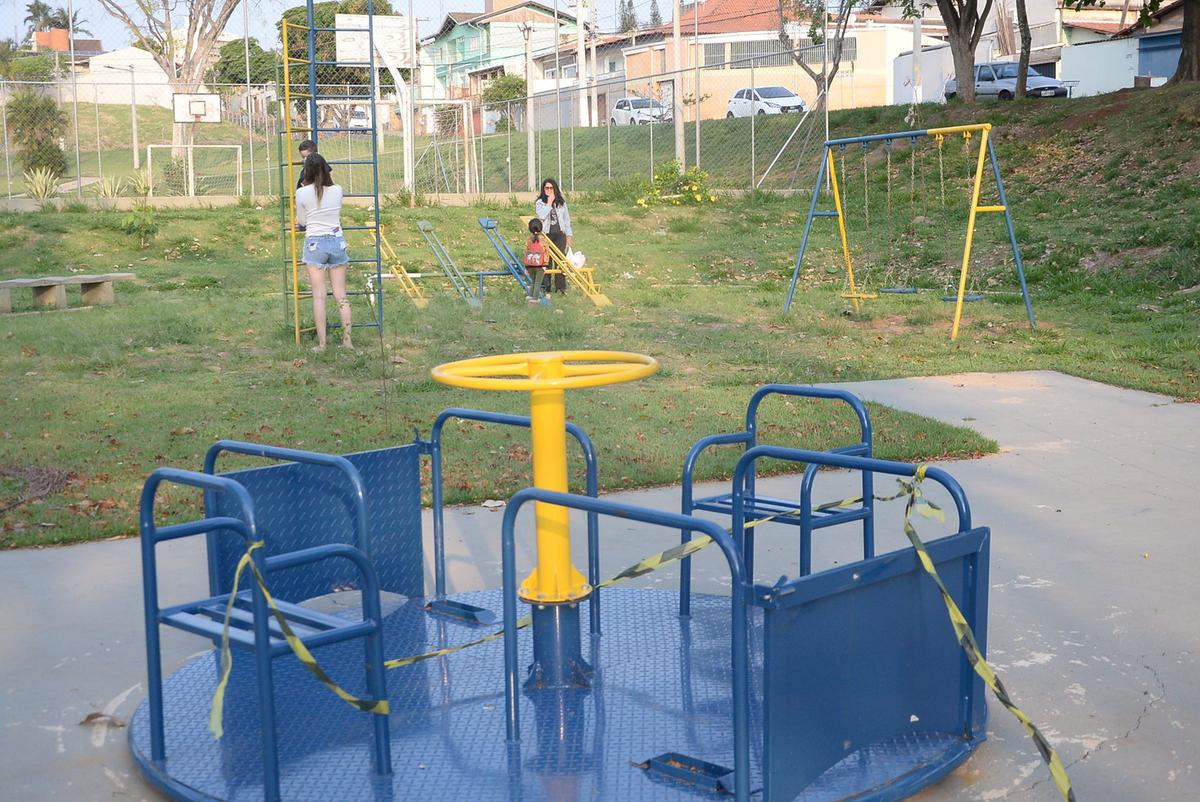 Último ato de vandalismo, segundo a Prefeitura, aconteceu no brinquedo gira-gira destinado para crianças com deficiência na Praça Vinicius de Moraes, no Jardim Eulina (Alessandro Torres)
