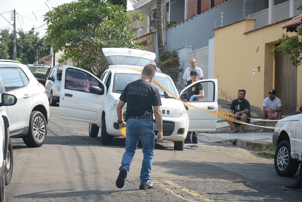Policiais cercam a cena do crime em Sousas, onde um empresário foi baleado na cabeça durante assalto (Alessandro Torres)