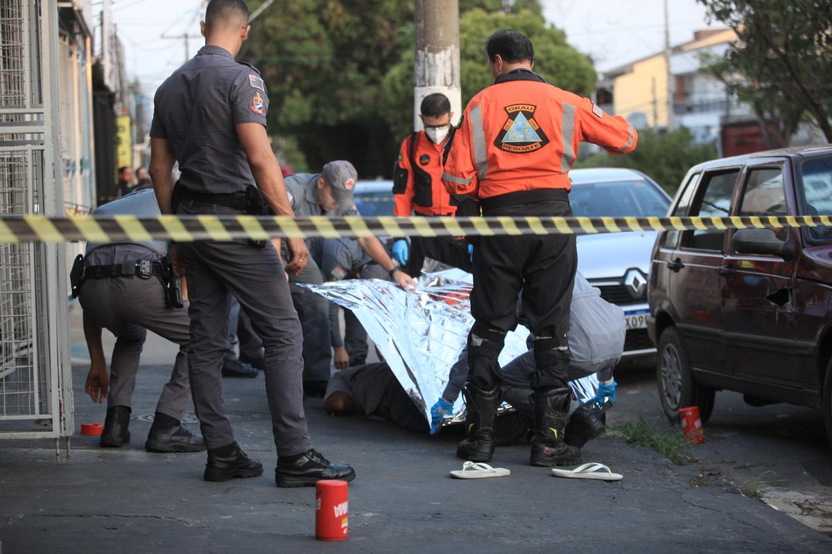 Policiais militares e peritos criminais atuam na cena de mais um crime de morte violenta em Campinas; no mês de agosto, os homicídios mais que dobraram em comparação com o
mesmo período de 2022, saltando de cinco para um total de doze casos, representando um aumento de 120% (Kamá Ribeiro)