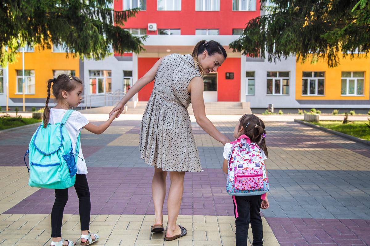 Os pais consideram que a educação é o que mais importa para dar aos seus filhos (freepick)