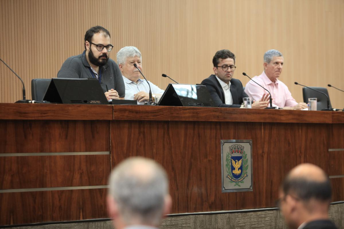 Fernando de Caires (à esquerda), secretário de Transportes, disse que a licitação feita é de ‘vanguarda’; Jorge Schneider (PL) defendeu municipalização da bilhetagem (Kamá Ribeiro)