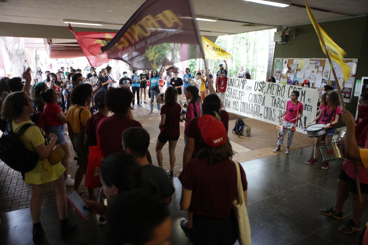 Os estudantes passaram o dia protestando contra a deterioração das universidades estaduais, incluindo a escassez de instalações para a graduação e a falta de professores (Rodrigo Zanotto)