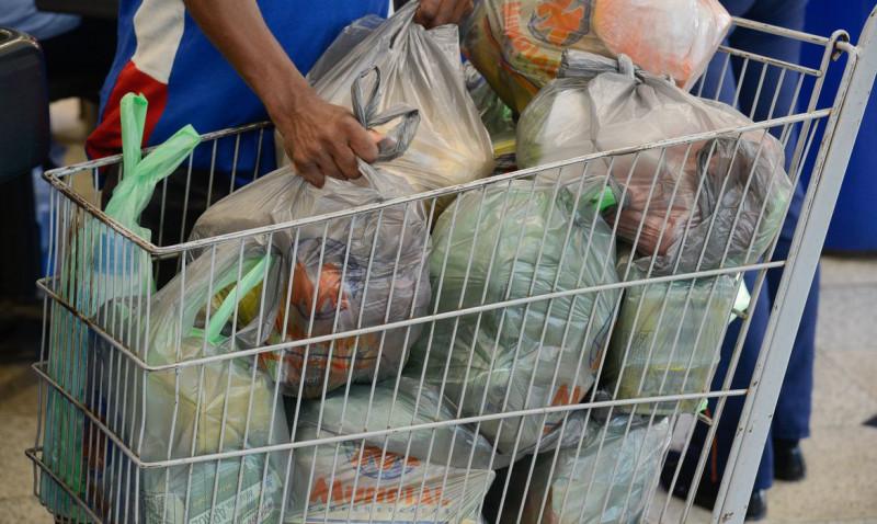  Fim da distribuição gratuita de sacolas plásticas pelos supermercados, que passarão a ser cobradas, com objetivo de reduzir o excesso de plástico descartado no meio ambiente (Fernando Frazão/Agência Brasil)