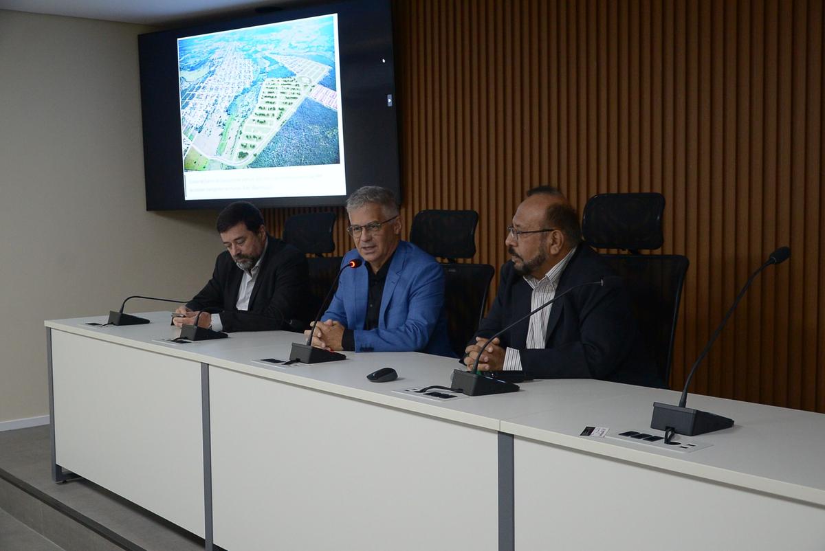 Da esquerda para a direita, o diretor-executivo da ABM, Eduardo Pereira, o prefeito de Carmo do Cajuru, Edson de Souza Vilela, e o diretor da Faculdade de Engenharia Elétrica e de Computação da Unicamp, Hugo Enrique Hernández Figueroa; nova parceria pretende se tornar modelo mundial de inovação e desenvolvimento sustentável, inteligente e verde (Alessandro Torres)
