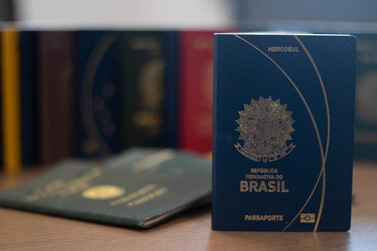 O novo modelo do passaporte brasileiro apresenta diversos recursos que dificultam a sua falsificação, segundo a Polícia Federal (Divulgação)