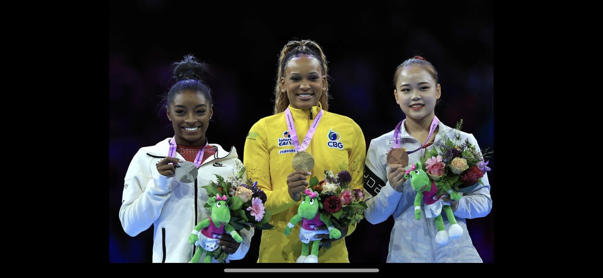 O pódio Rebeca Andrade, com a medalha de outro, Simone Biles, com a prata, e Yeo Seojeong, com o bronze (Ricardo Bufolin/CBG)