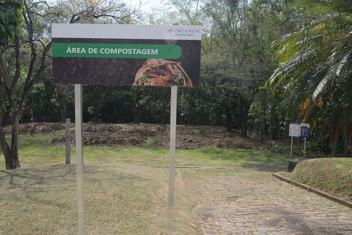 Uma das ações do projeto "Aterro Zero" é a compostagem de resíduos provenientes das podas de árvores e outras plantas existentes no sítio da farmacêutica (Alessandro Torres)