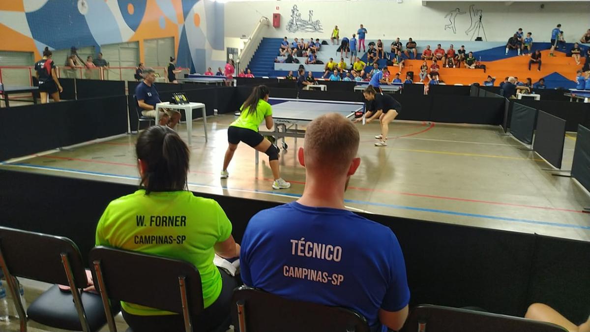 Tênis de mesa feminino em ação na primeira semana de competição dos Jogos Abertos (Divulgação)