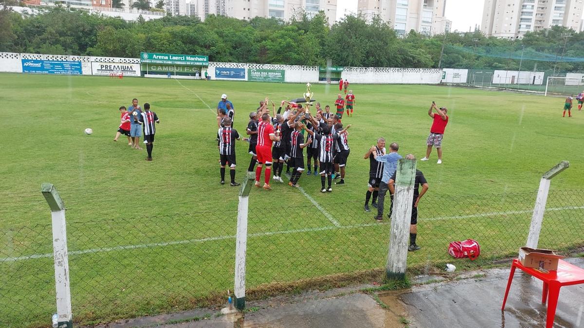 No ano passado, Ponte Higa celebrou a conquista do Sexagenário no gramado do Cambuí. Neste ano, a hegemonia está ameaçada (Divulgação)