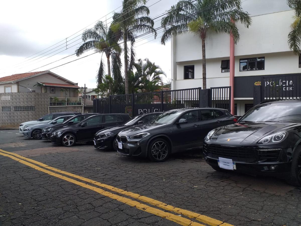 Carros de luxo apreendidos no âmbito da operação Hermes, desencadeada pela Polícia Civil, contra um esquema de lavagem de dinheiro (Divulgação/ DIG)