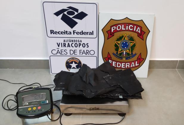 O homem estava com cerca de 6kg de cocaína em sua bagagem (Divulgação/ PF)