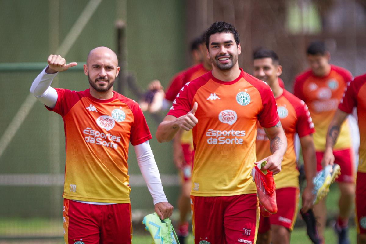 Régis e Bruno Mendes são trunfos de Louzer para o segundo tempo (Raphael Silvestre/Guarani F.C)