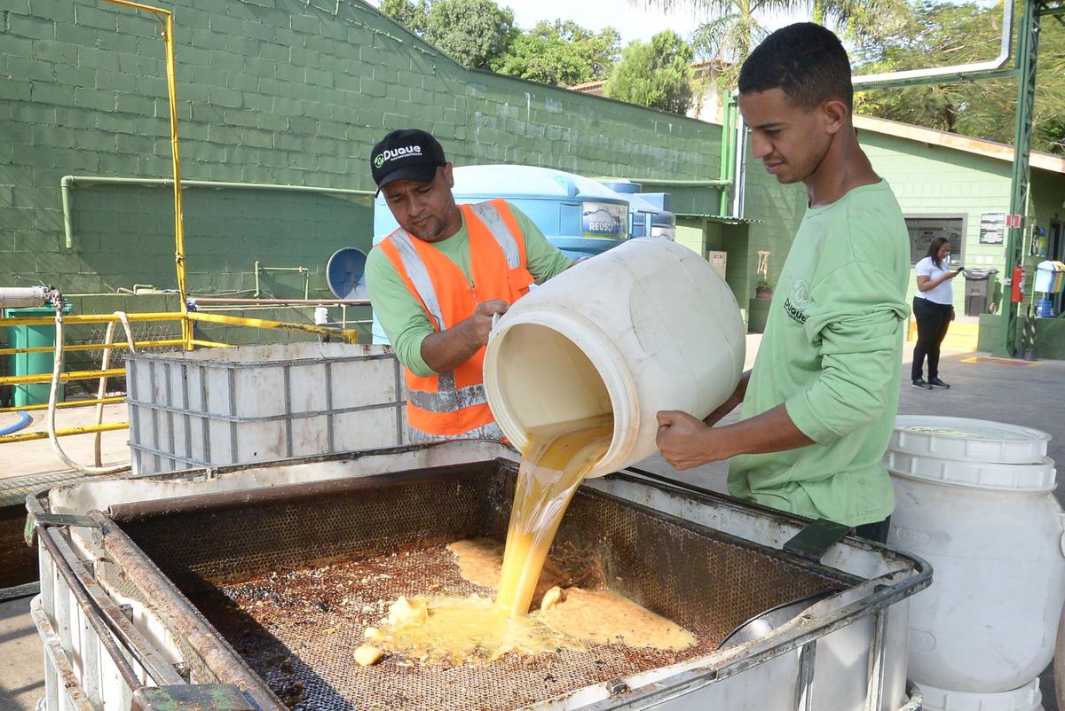 Antes de ser enviado para as usinas produtoras de biodiesel, o óleo usado de cozinha passa por um processo de limpeza, realizado por uma empresa parceira da Cargill (Alessandro Torres)